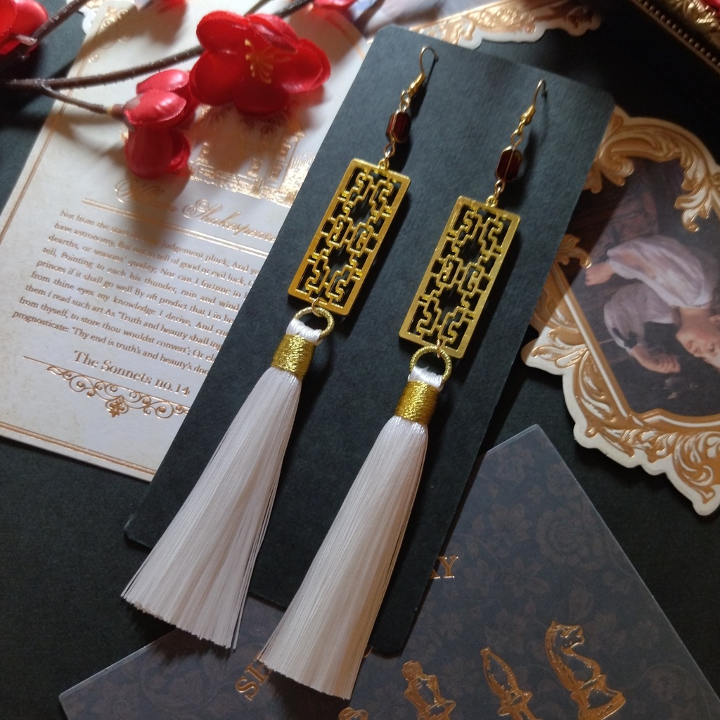 【和風】中華風透かしチャームとタッセルのピアス（白）（）