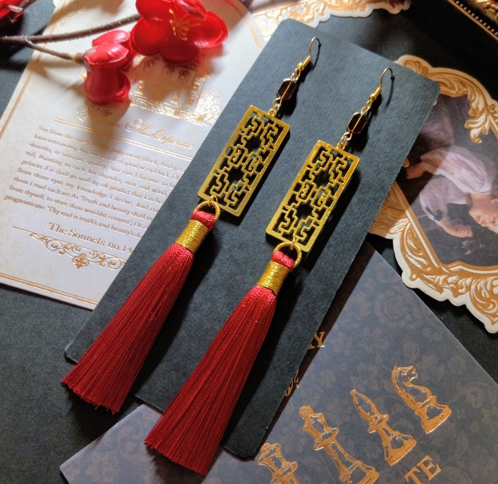 【和風】中華風透かしチャームとタッセルのピアス（イヤリング）（黒）【】