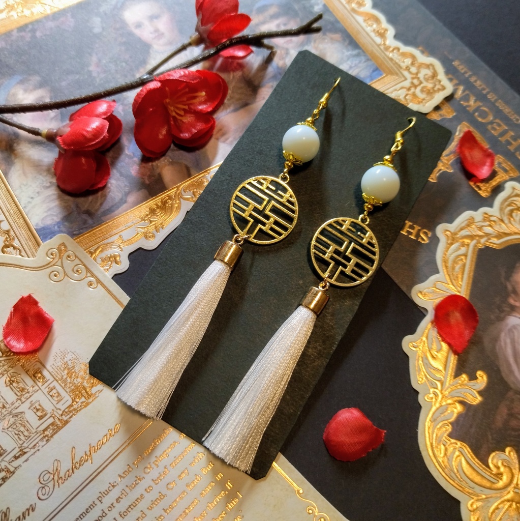 【チャイナ】双喜紋とガラス玉のピアス(イヤリング)(白)【中華風】【ダブルハピネス】