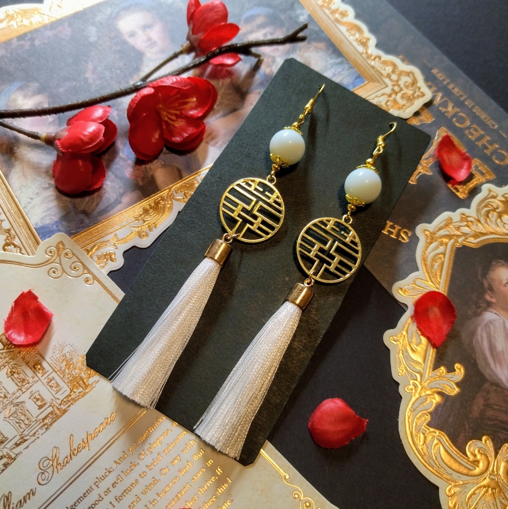 【チャイナ】双喜紋とガラス玉のピアス（イヤリング）（白）【中華風】【ダブルハピネス】