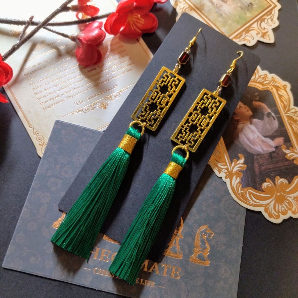 【中華風】中華風透かしチャームとタッセルなピアス（イヤリング）（緑）【チャイナ】