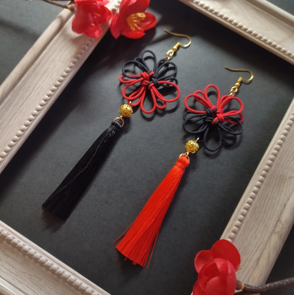 【和風】【バイカラー】八重菊結びとタッセルのピアス(イヤリング)(色オーダー可)【チャイナ】【中華風】【着物】【袴】【和ゴス】