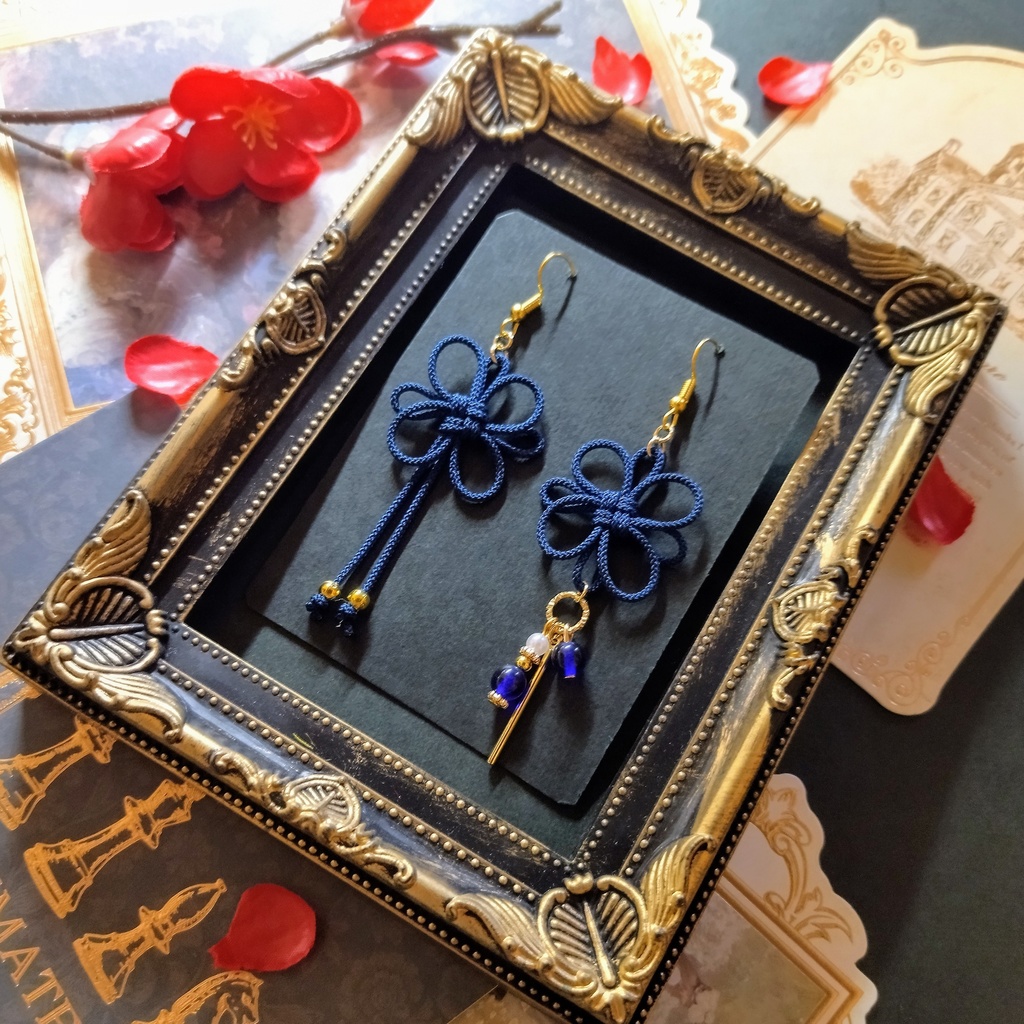 【和風】飾り結びのアシンメトリーピアス(イヤリング)(紺)【チャイナ】【中華風】【着物】【袴】【成人式】【卒業式】