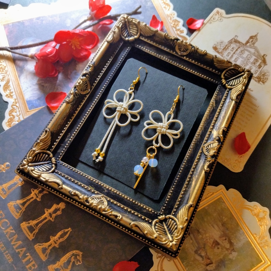 【和風】飾り結びのアシンメトリーピアス(イヤリング)(アイボリー)【チャイナ】【中華風】【着物】【浴衣】【袴】