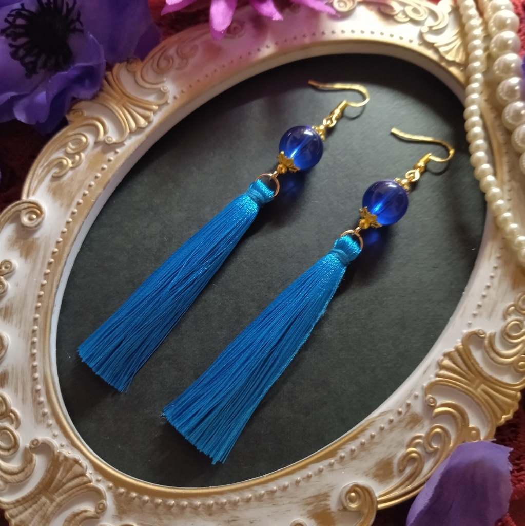 【和風】ガラス玉とタッセルのピアス（イヤリング）（薄青）【チャイナ】【中華風】【成人式】【卒業式】【推し活】【推し色】