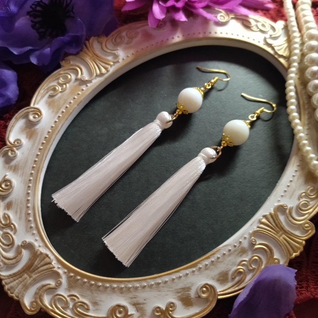 【和風】ガラス玉とタッセルのピアス(イヤリング)(白)【チャイナ】【中華風】【成人式】【卒業式】