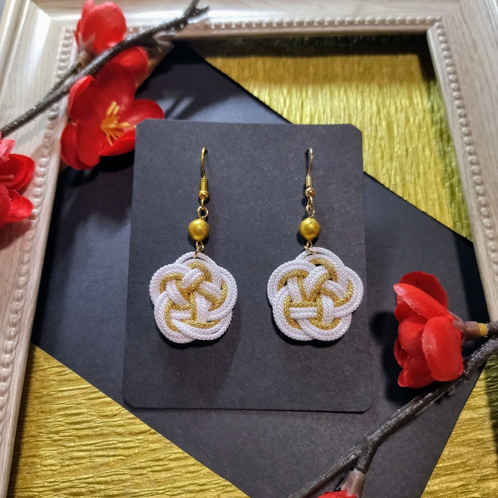 【和風】梅結びのピアス(イヤリング)(色オーダー可)【浴衣】【着物】【袴】【お祭り】【成人式】【卒業式】【推し色】【推し活】