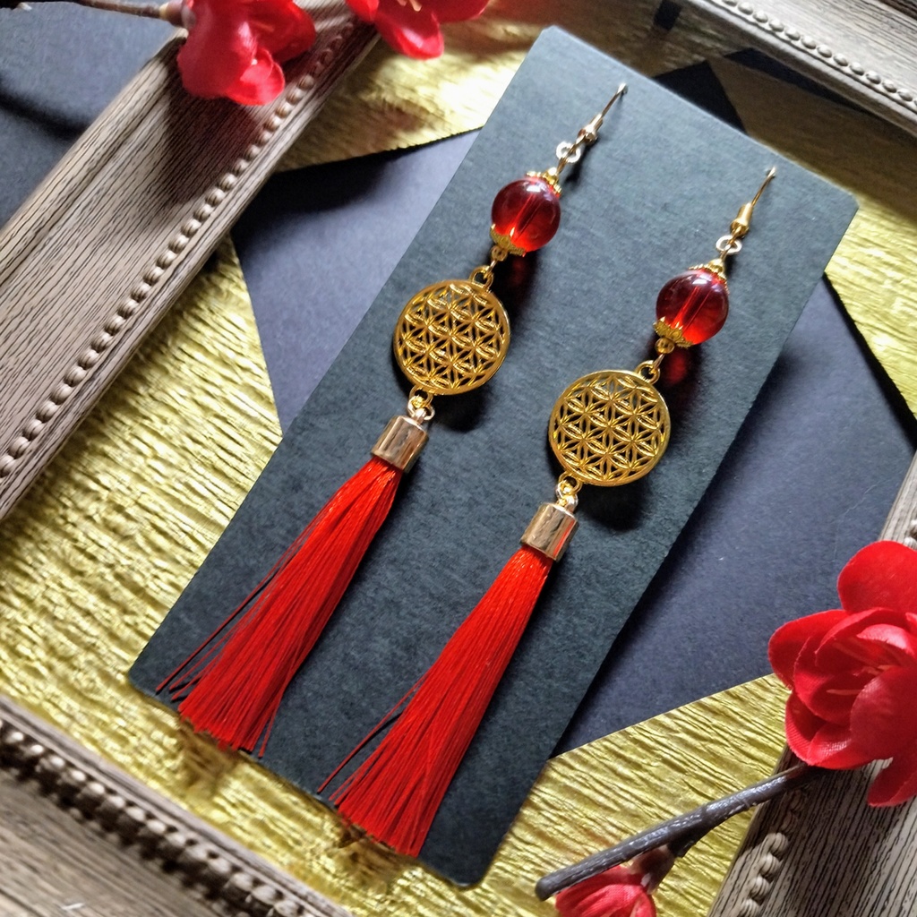 【和風】梅結びのアシンメトリーピアス(イヤリング)(色オーダー可)【チャイナ】【着物】【中華風】【着物】【推し活】【推し色】