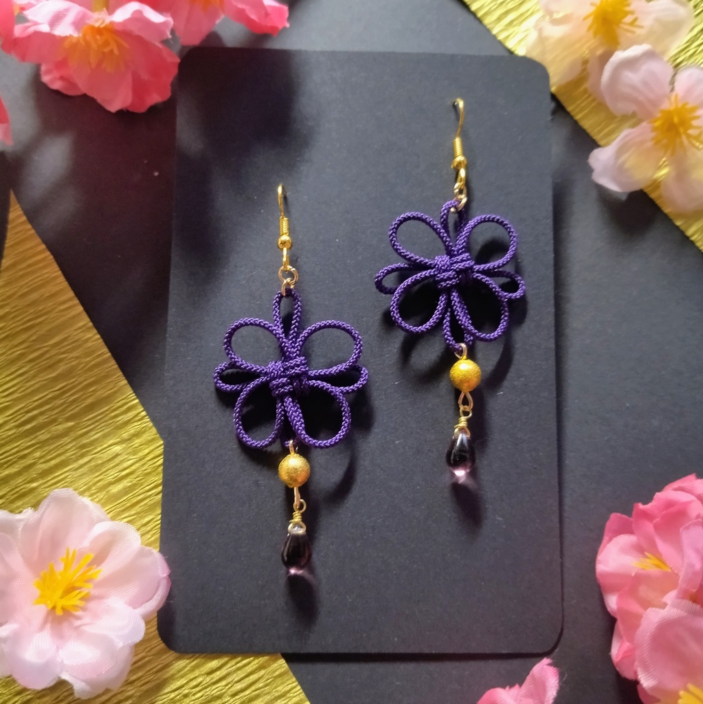 【和風】吉祥結びとチェコビーズのピアス(イヤリング)(色オーダー可)【推し活】【推し色】【チャイナ】【中華風】【着物】【袴】【和風ピアス】【チャイナピアス】