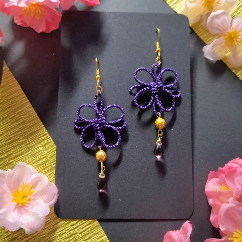 【和風】吉祥結びとチェコビーズのピアス(イヤリング)(色オーダー可)【推し活】【推し色】【チャイナ】【中華風】【着物】【袴】【和風ピアス】【チャイナピアス】