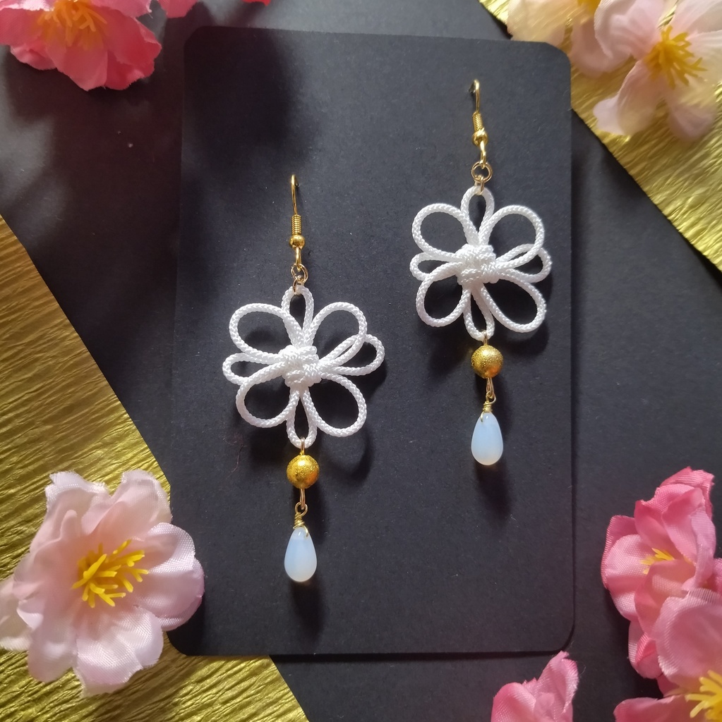 【和風】吉祥結びとチェコビーズのピアス(イヤリング)(色オーダー可)【中華風】【チャイナ】【推し【推し色】【着物】【袴】活】