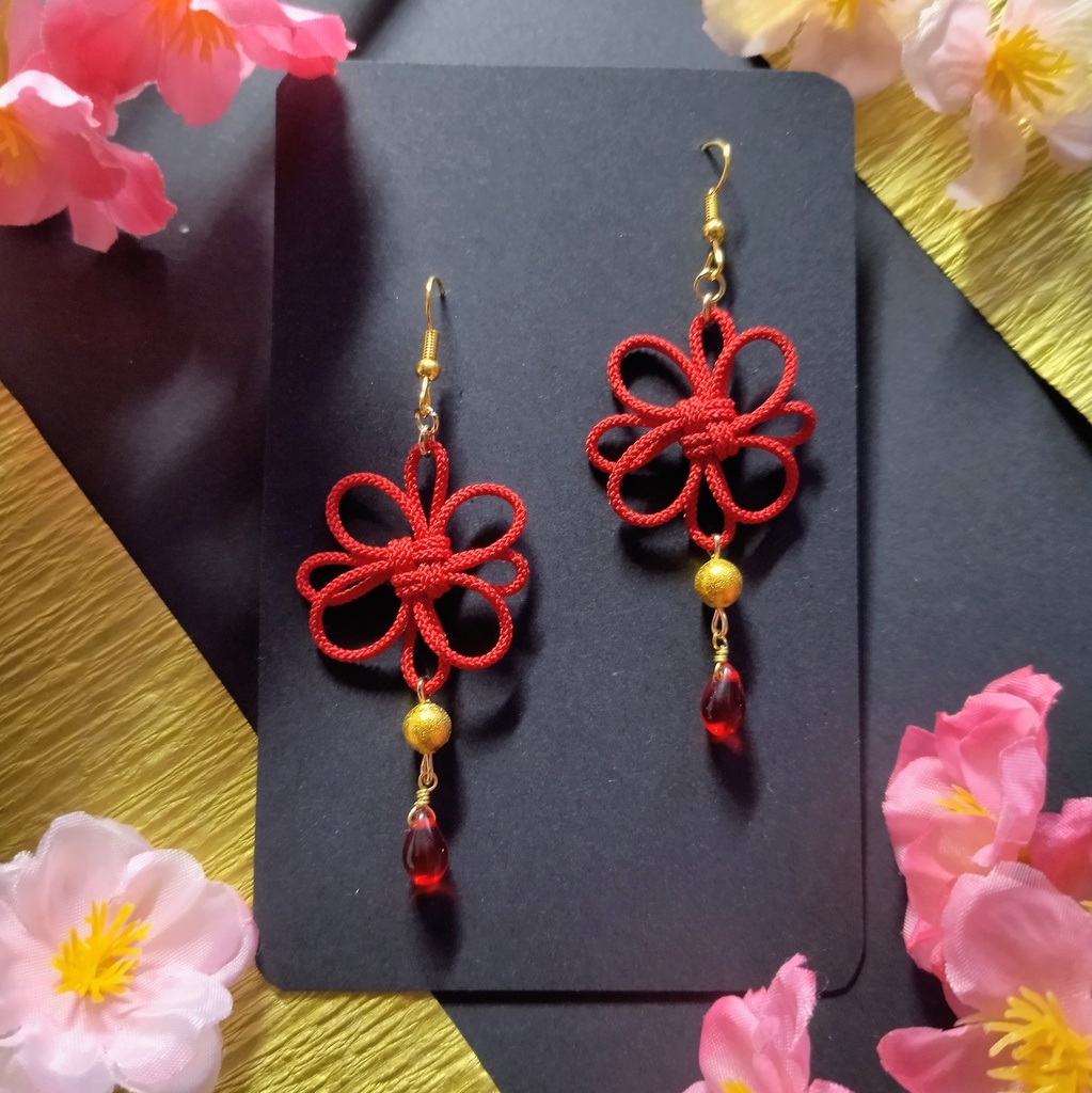 【和風】吉祥結びとチェコビーズのピアス（イヤリング）（色オーダー可）【チャイナ】【中華風】【着物】【袴】【卒業式】【成人式】【推し活】【推し色】