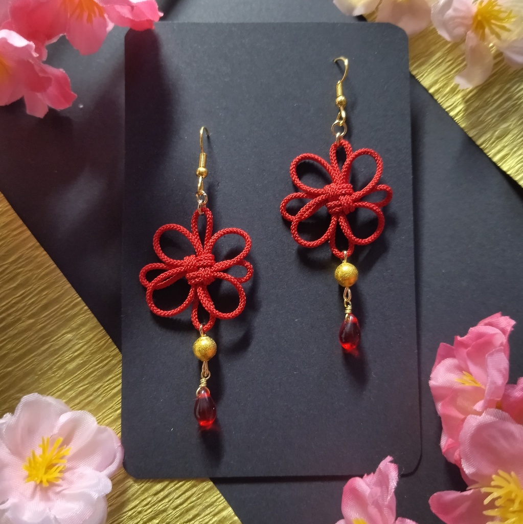 【和風】吉祥結びとチェコビーズのピアス(イヤリング)(色オーダー可)【チャイナ】【中華風】【着物】【袴】【卒業式】【成人式】【推し活】【推し色】