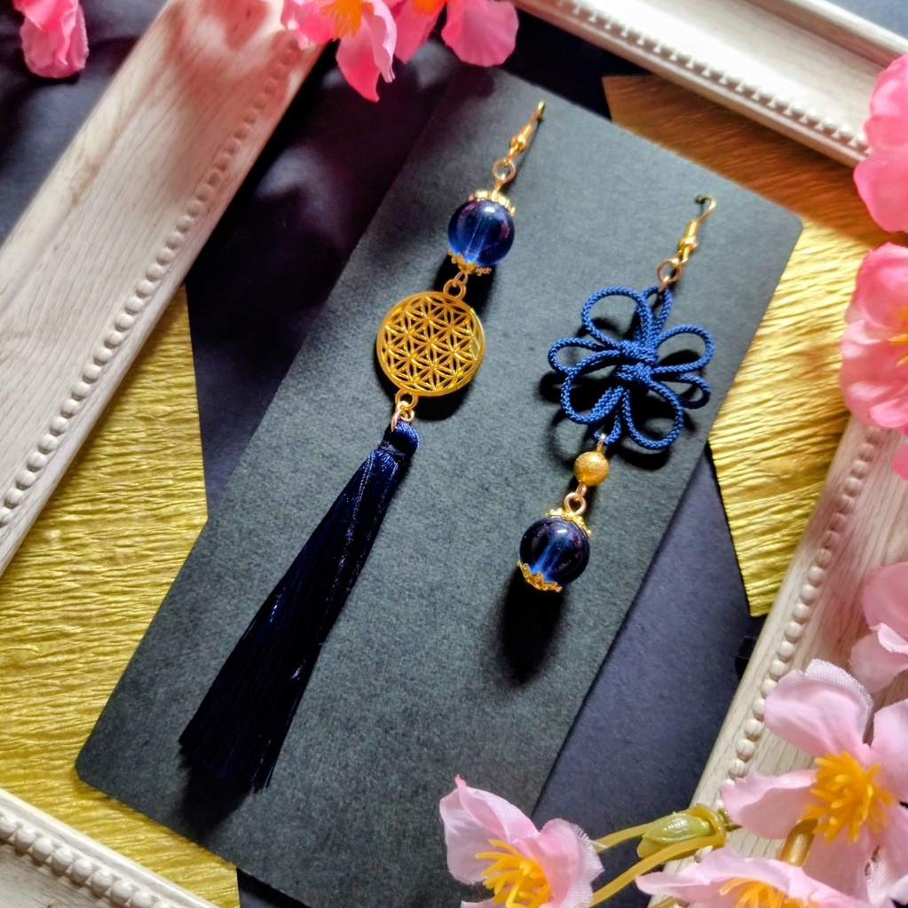 【和風】吉祥結びとガラス玉のアシンメトリーピアス（イヤリング）（色オーダー可）【着物】【袴】【和装】【和ゴス】【推し活】【推し色】