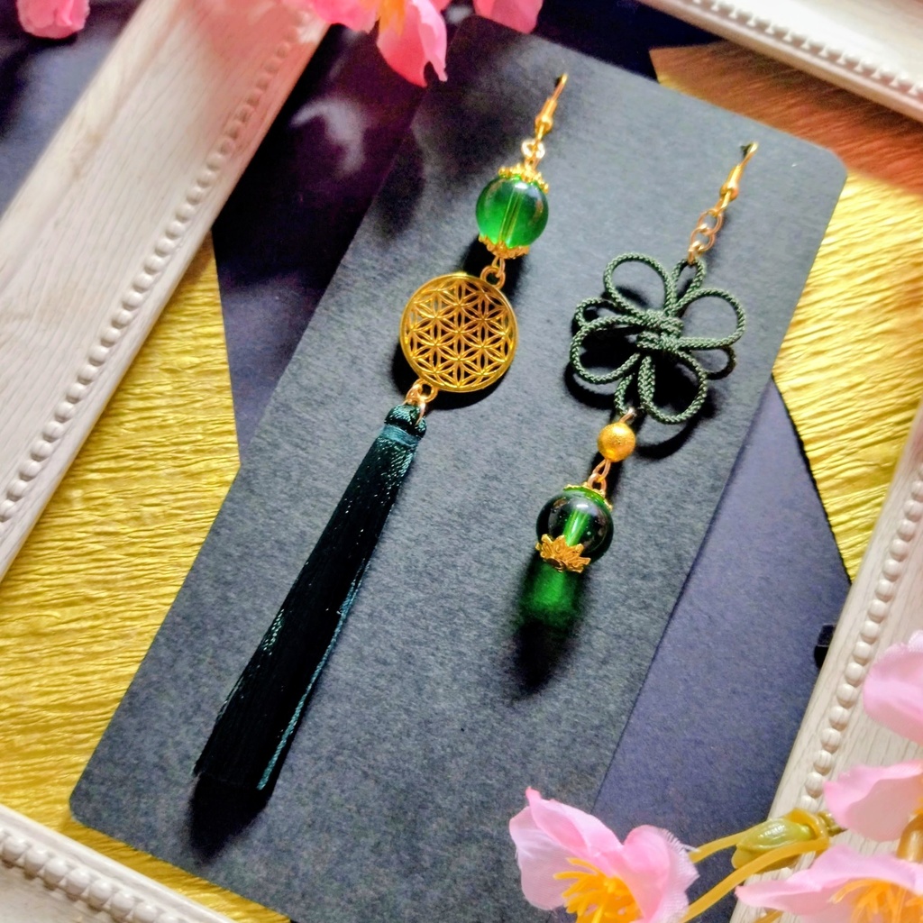 【和風】吉祥結びとガラス玉のアシンメトリーピアス(イヤリング)(色オーダー可)【卒業式】【成人式】【着物】【袴】【推し色】【推し活】