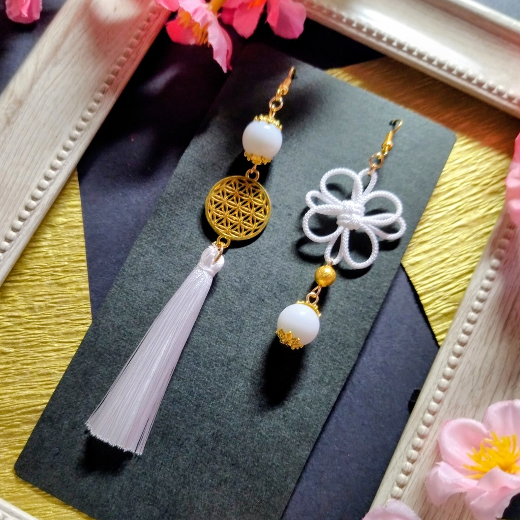 【和風】吉祥結びとガラス玉のアシンメトリーピアス（イヤリング）（色オーダー可）【着物】【袴】【推し活】【推し色】【和風ピアス】