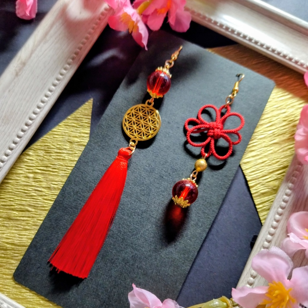 【和風】吉祥結びとガラス玉のアシンメトリーピアス(イヤリング)(色オーダー可)