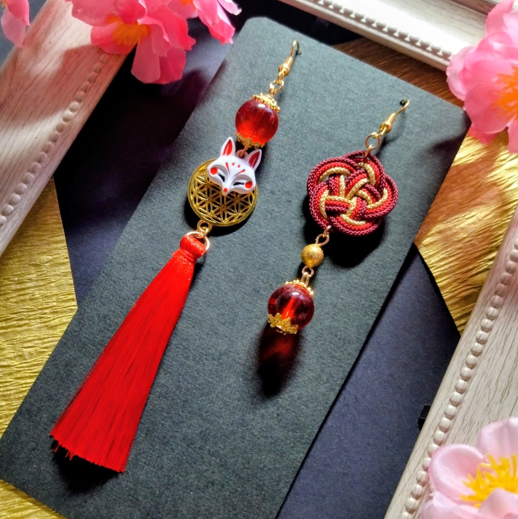 【和風】狐面と梅結びのアシンメトリーピアス（イヤリング）（色オーダー可）【着物】【袴】【和装】【袴】【お稲荷さん】【お狐さま】
