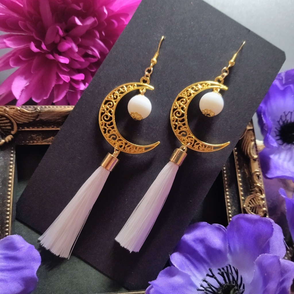 【和風】三日月とタッセルよピアス（イヤリング）（白）【チャイナ　【中華風】【推し活】【推し色】】