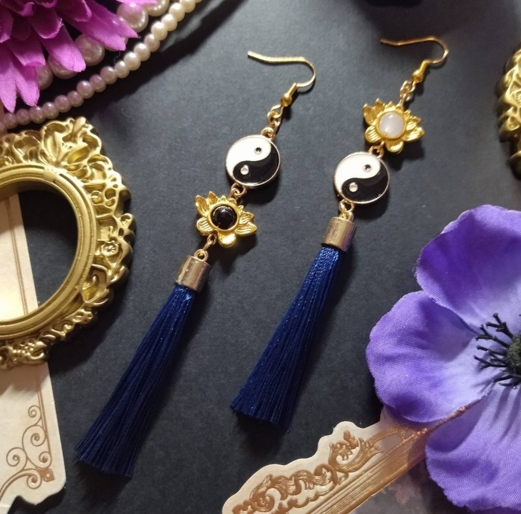 【色オーダー可】陰陽とタッセルのピアス（イヤリング）紺　チャイナ　中華風　和風　和装　蓮の花　
