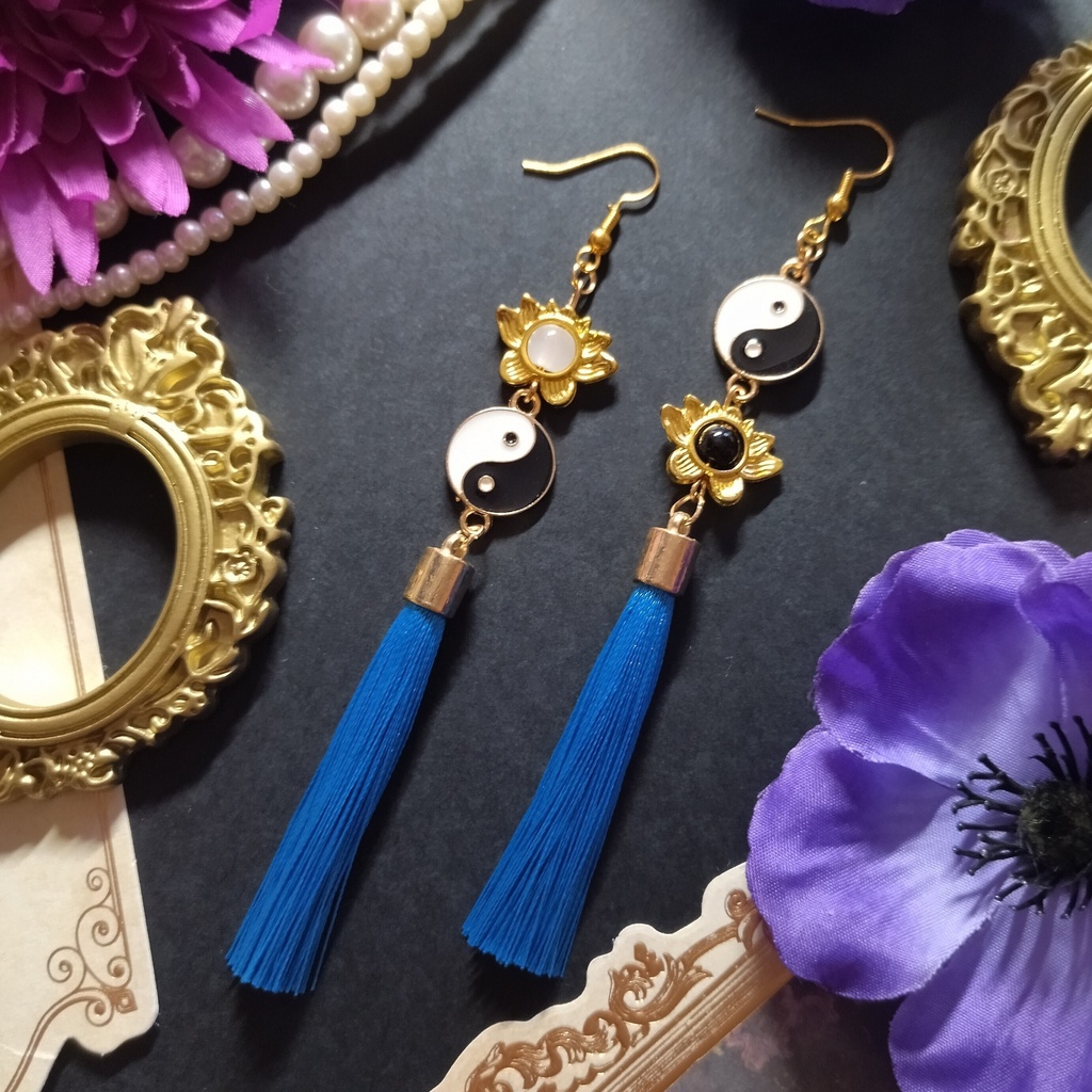 【色オーダー可】陰陽とタッセルのピアス（イヤリング）薄青　チャイナ　中華風　和風　蓮の花　インヤン　太極図
