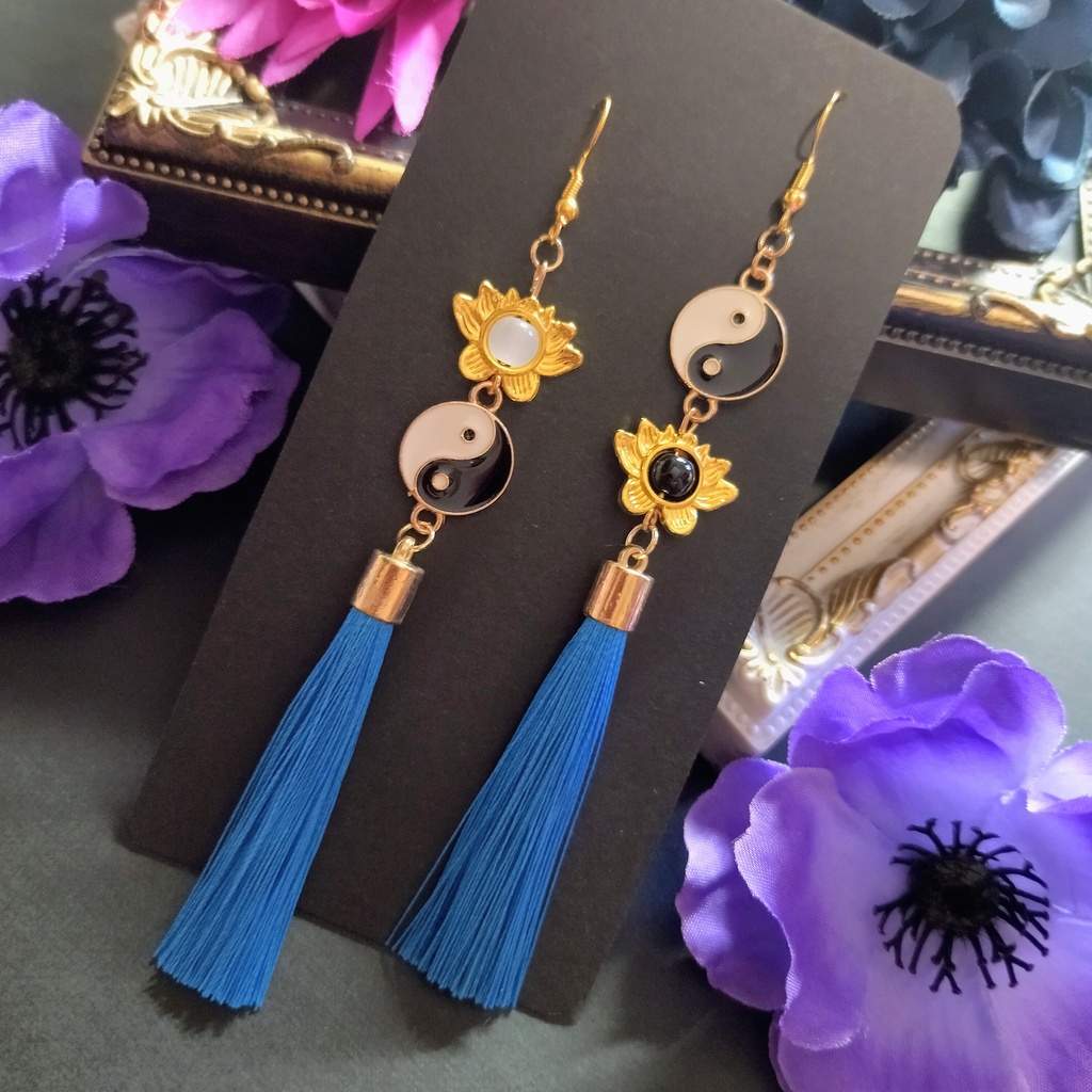 【色オーダー可】陰陽とタッセルのピアス(イヤリング)薄青 チャイナ 中華風 和風 蓮の花 インヤン 太極図