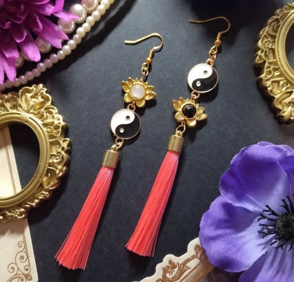 【色オーダー可】陰陽とタッセルのピアス（イヤリング）ピンク　和風　チャイナ　中華風　和装　蓮の花　インヤン　太極図