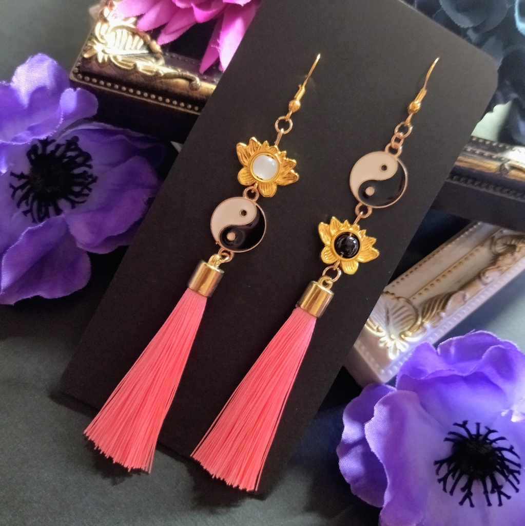 【色オーダー可】陰陽とタッセルのピアス(イヤリング)ピンク 和風 チャイナ 中華風 和装 蓮の花 インヤン 太極図