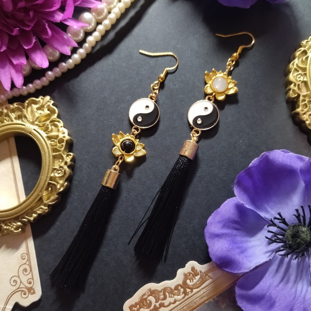 【色オーダー可】陰陽とタッセルのピアス(イヤリング)黒 中華風 チャイナ 和風 蓮の花