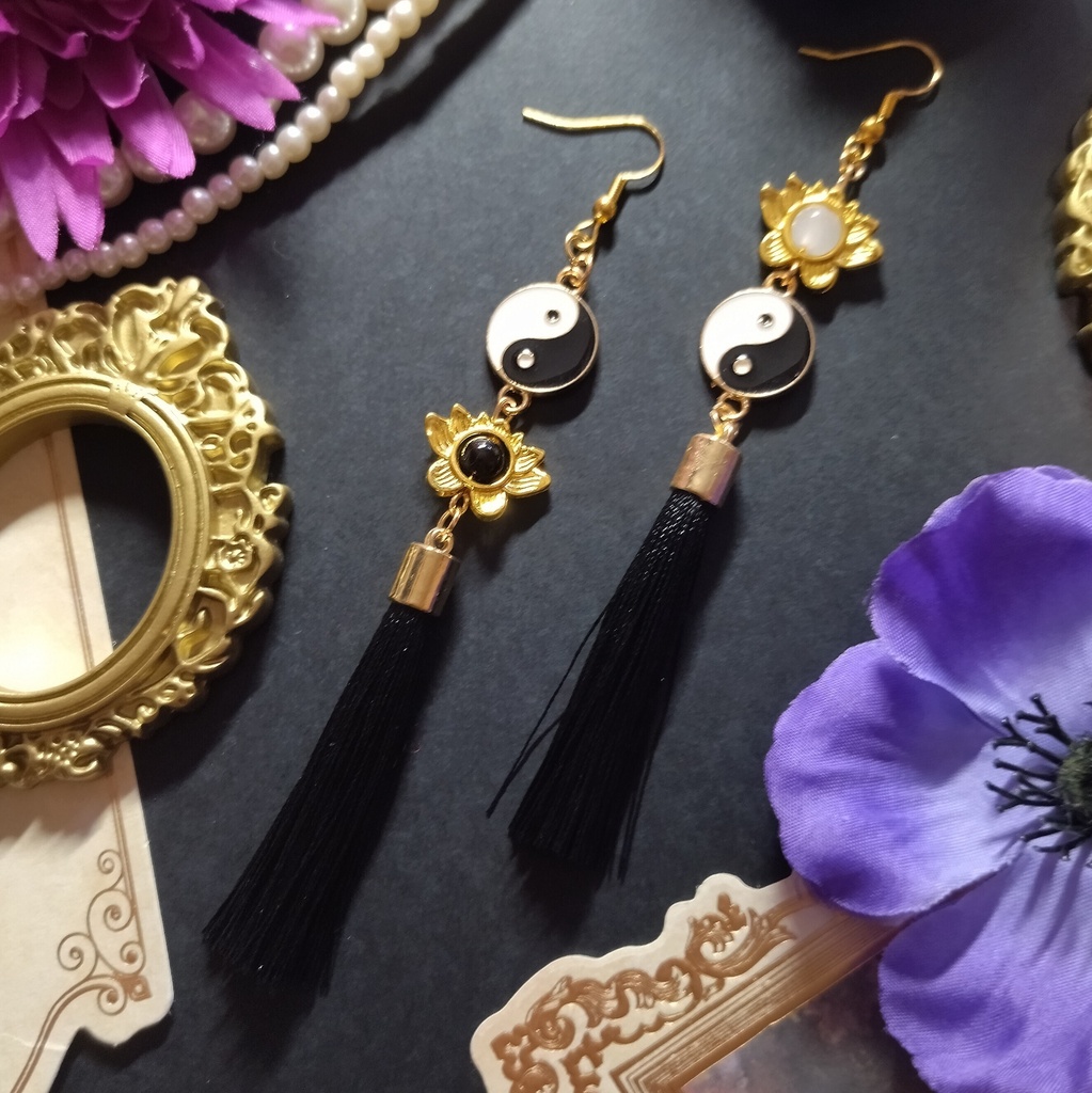 【色オーダー可】陰陽とタッセルのピアス（イヤリング）黒　中華風　チャイナ　和風　蓮の花　