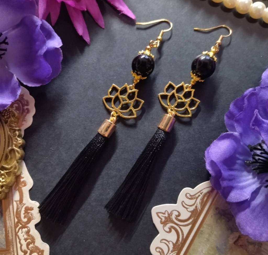 【色オーダー可】蓮の花とタッセルのピアス(イヤリング)黒 チャイナ 中華風 和風 着物 浴衣 袴 華ロリ 和ゴスロリ