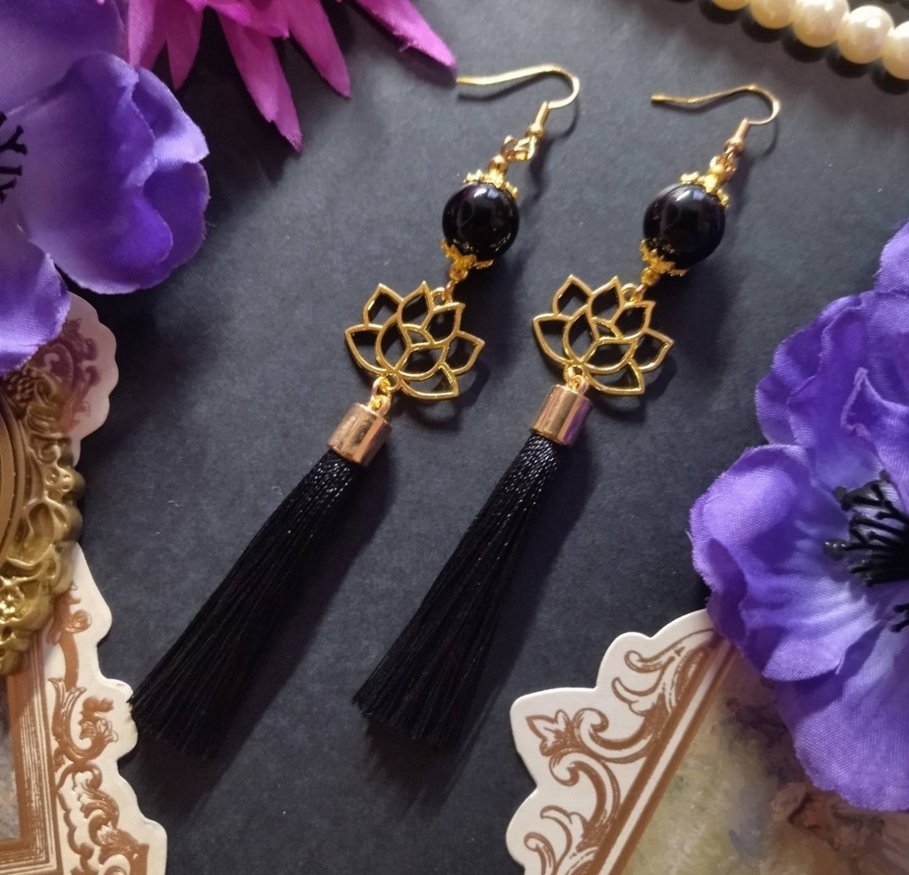 【色オーダー可】蓮の花とタッセルのピアス（イヤリング）黒　チャイナ　中華風　和風　着物　浴衣　袴　華ロリ　和ゴスロリ