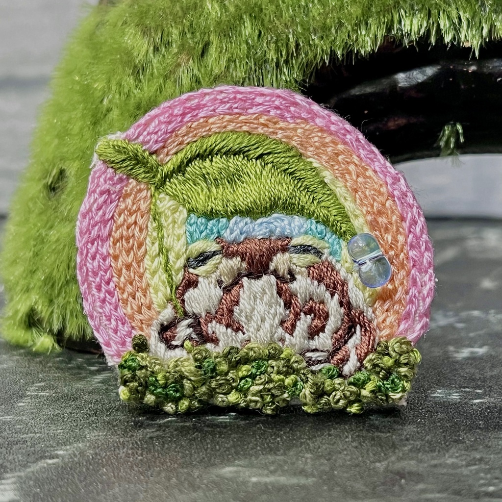 雨宿りフクラガエル　刺繍ブローチ