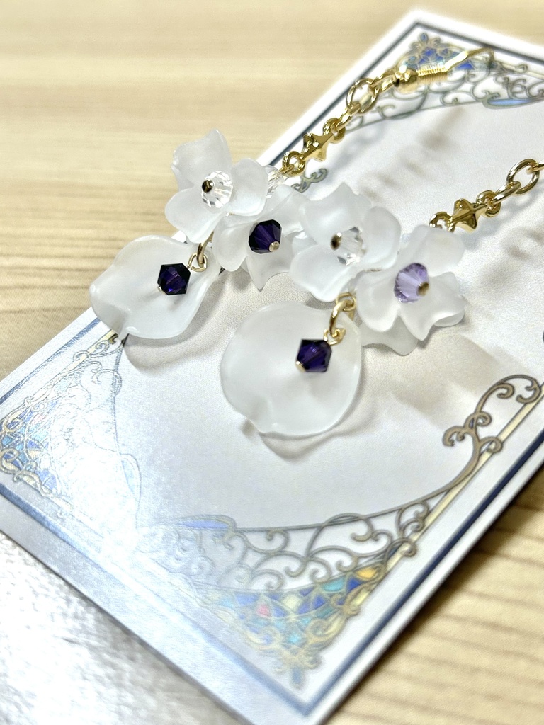 白衣の花びらイヤリング/ピアス【Mitsugi・紫】