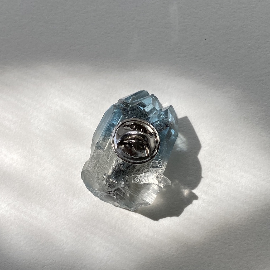 【レジン】カテドラルクォーツのピンバッジ(ニケ)