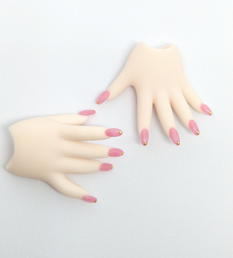 MDD ピンク＆丸スタッズネイル　セミホワイト肌