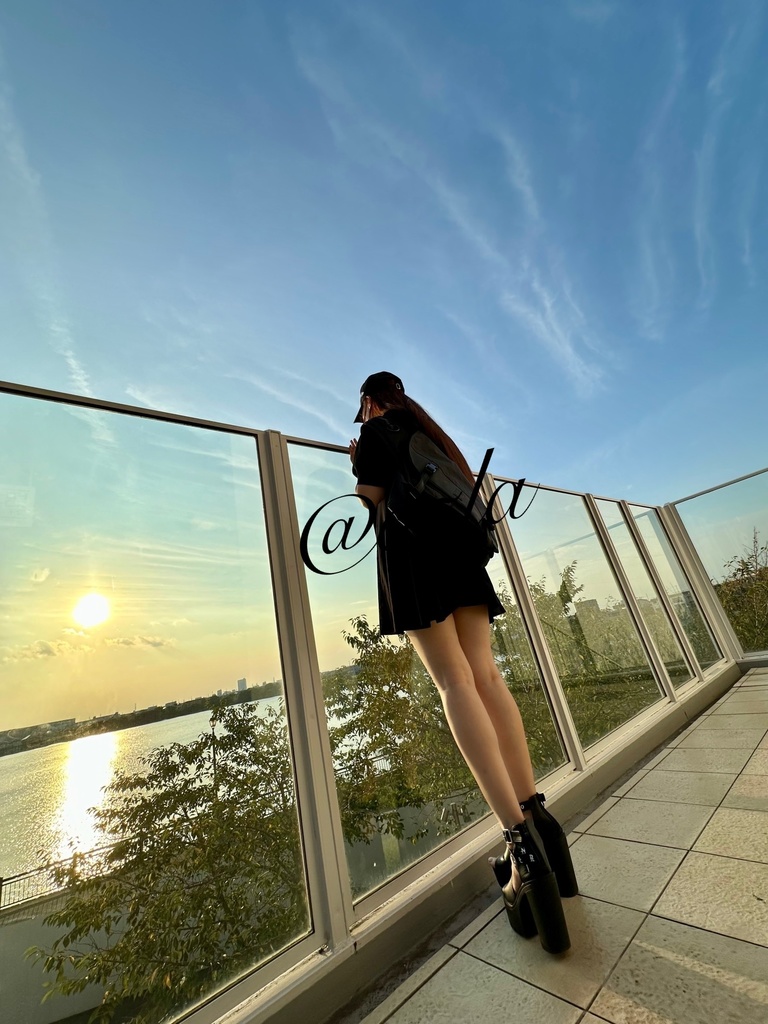 夕日とともに、特別な私を見つけて