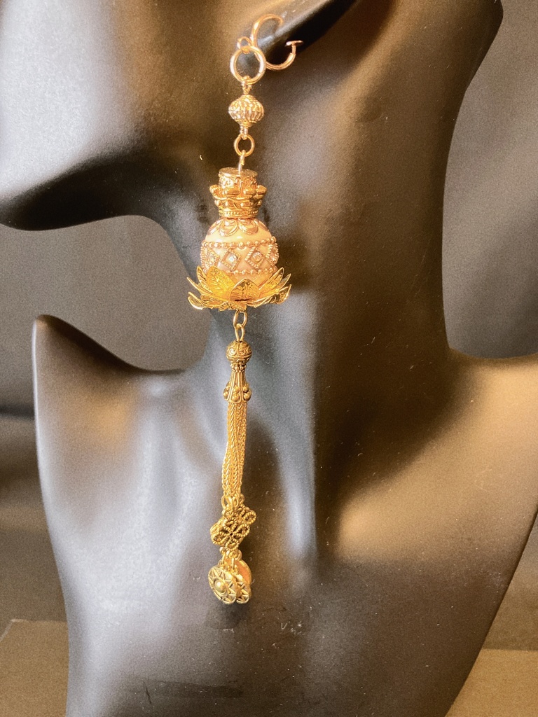 妖古耳飾り【アジアンゴシックホワイトボール】