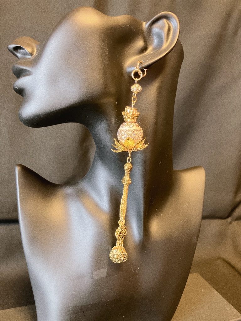 妖古耳飾り【アジアンゴシックホワイトボール】