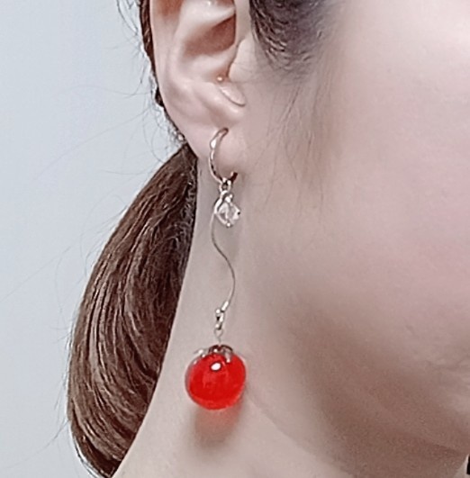 “批判的なトマト”イメージイヤリング/ピアス