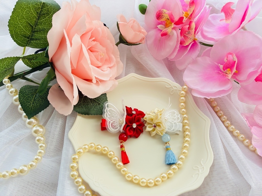 紅白の花と蝶のクリップ（2個セット）