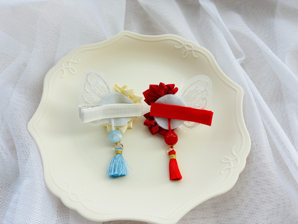 紅白の花と蝶のクリップ(2個セット)