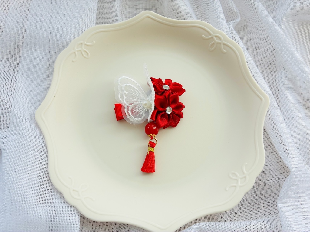 紅白の花と蝶のクリップ(2個セット)