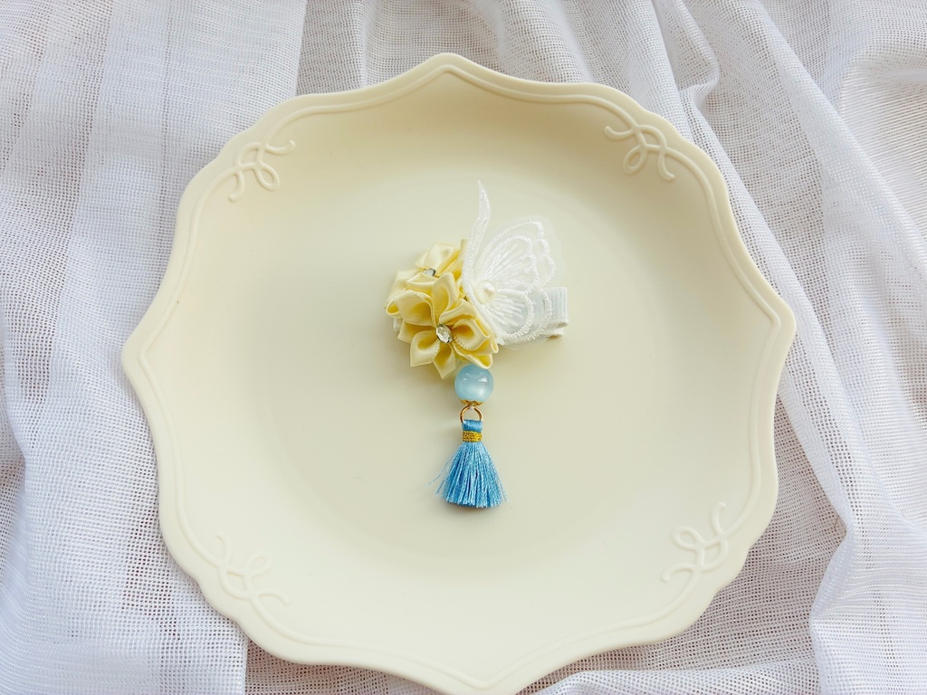 紅白の花と蝶のクリップ(2個セット)