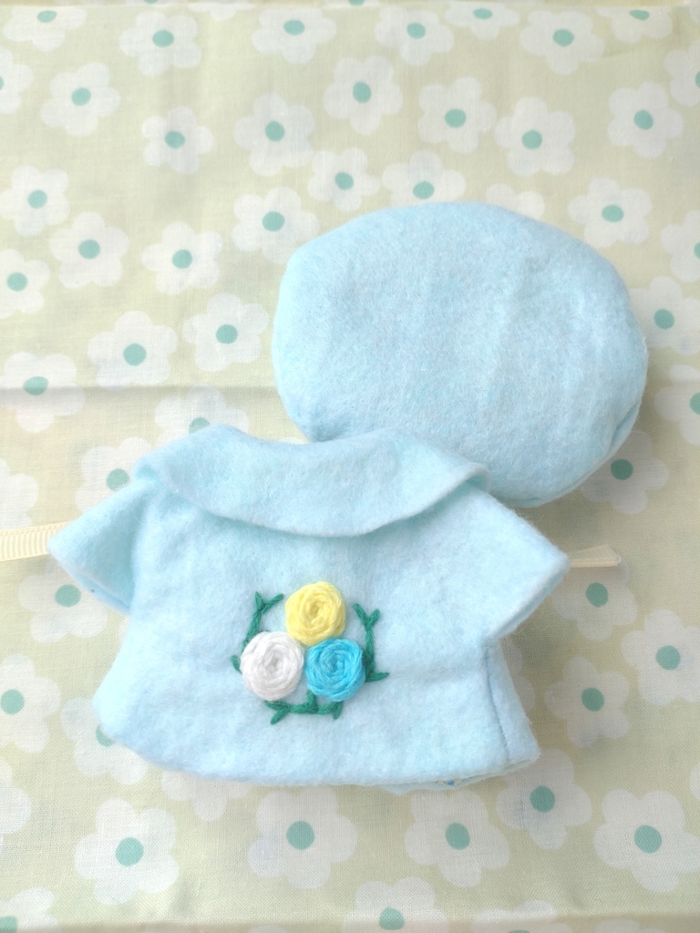 薔薇の刺繍のベレー帽とコートのセット〈水色〉