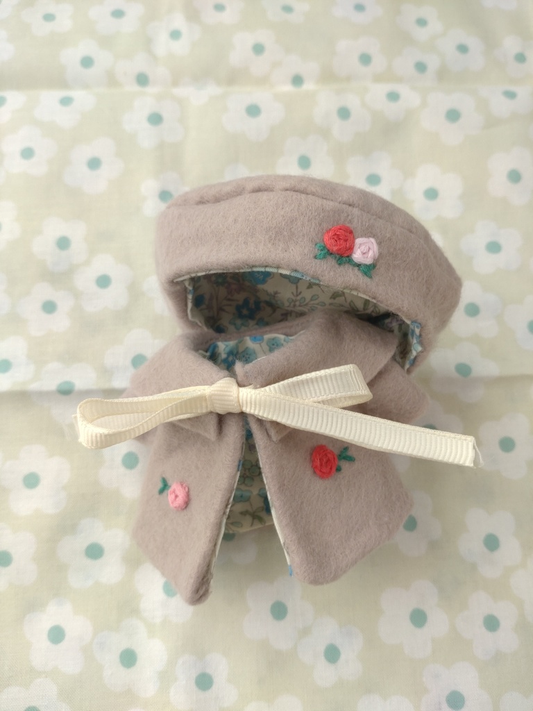 薔薇の刺繍のコートとベレー帽のセット〈モカ〉