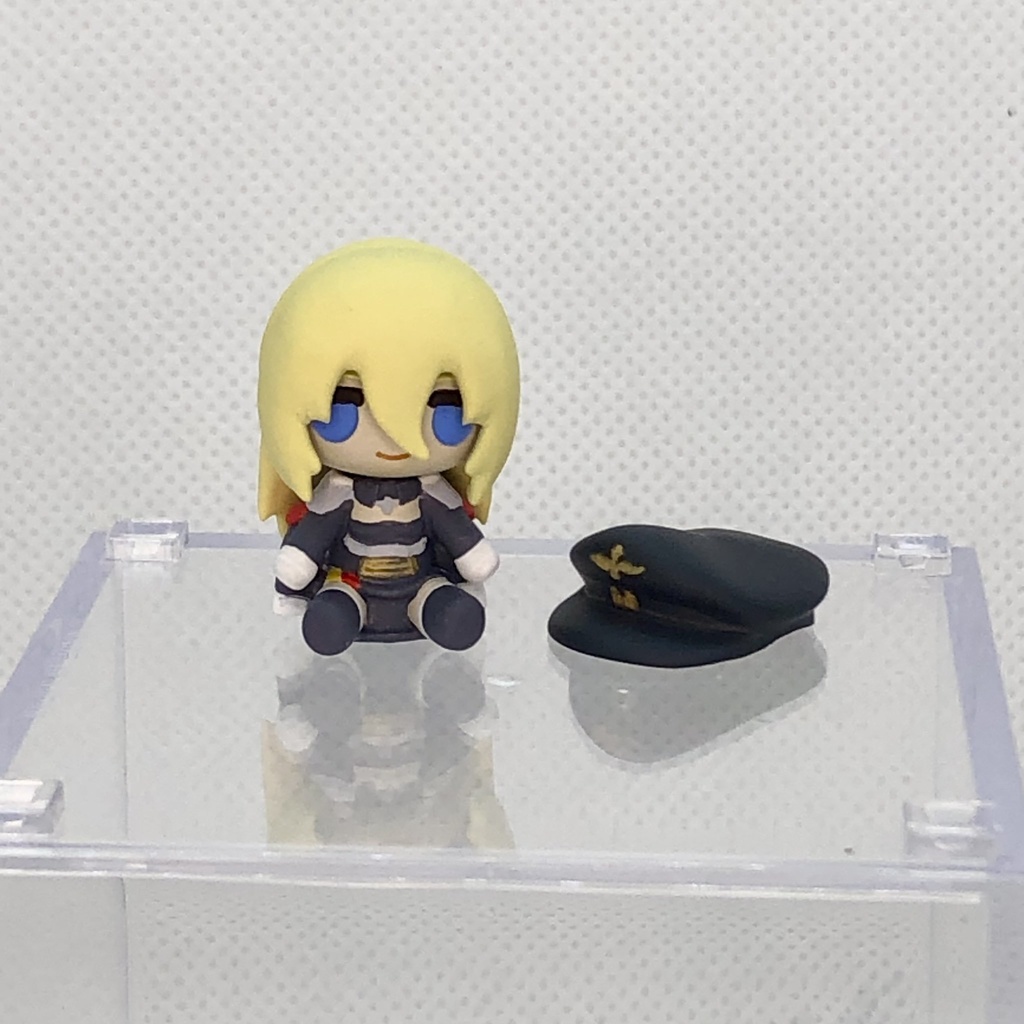 ぬいぐるみ風フィギュア アズールレーン ビスマルク
