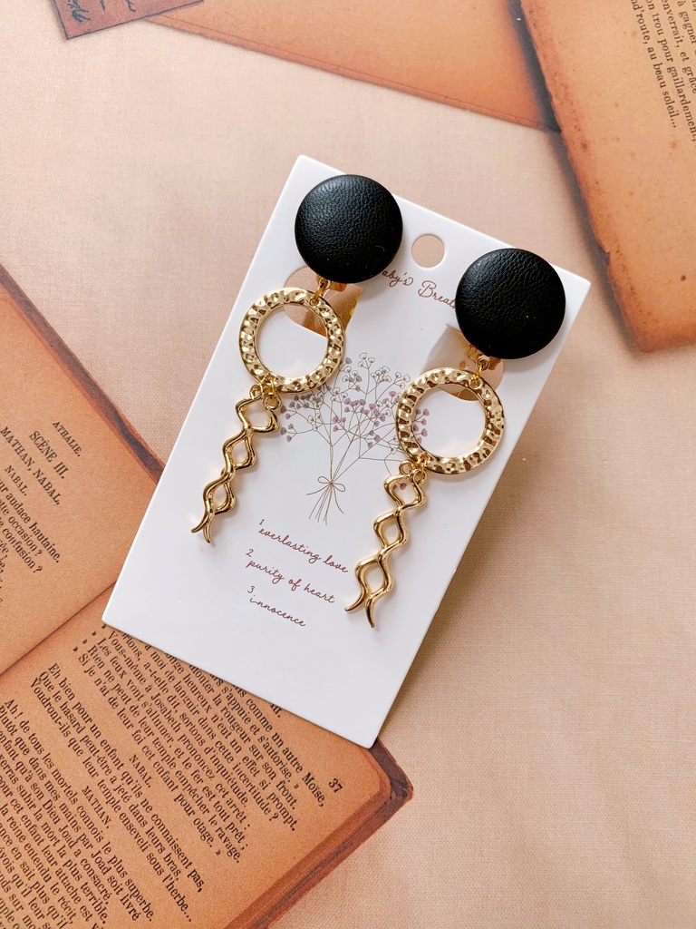 揺れ動くセロ上概念イヤリング