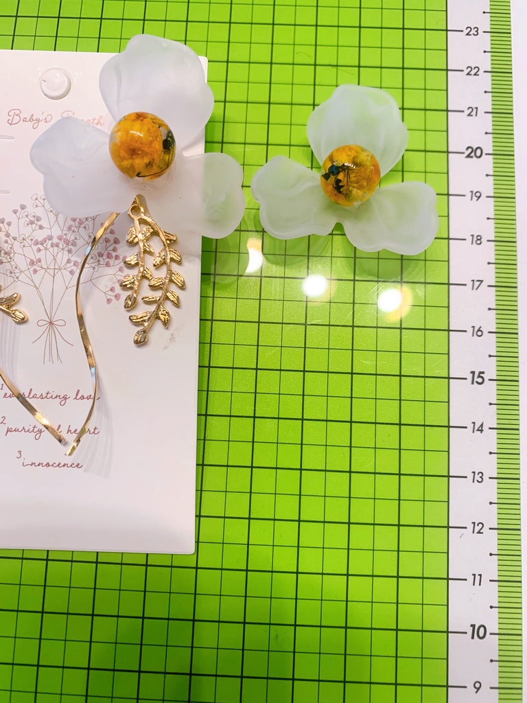 大きな白い花 セロ上概念アクセサリー