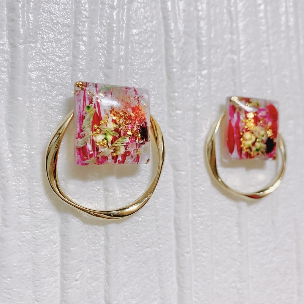 白と赤マーブル模様の耳飾り 推し活 揺れない ピアスorイヤリング